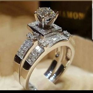 *NEW* WHITE GOLD PLATED SIMULATED DIAMONDS RING